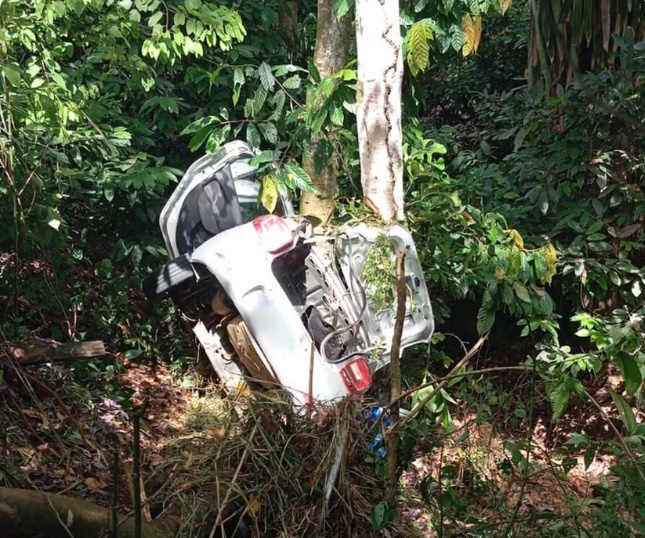 Bahia: adolescente morre e casal fica ferido, após motorista perder controle e carro bater em árvore 
