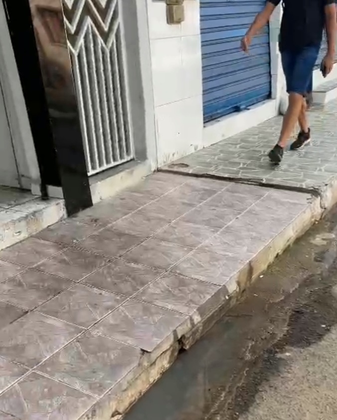 Esgoto estourado invade ponto comercial na rua Henrique Rocha, centro de Juazeiro
