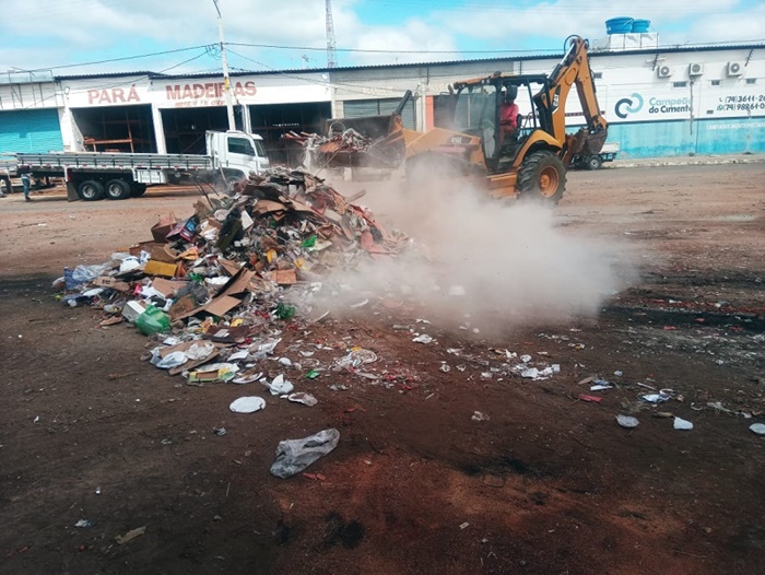 Prefeitura de Juazeiro retira 36 toneladas de lixo durante limpeza do pátio da feira livre no bairro Alto da Maravilha