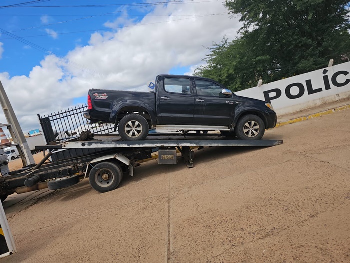 Polícia Civil de Juazeiro recupera carro roubado na zona rural, que teve professora como refém 