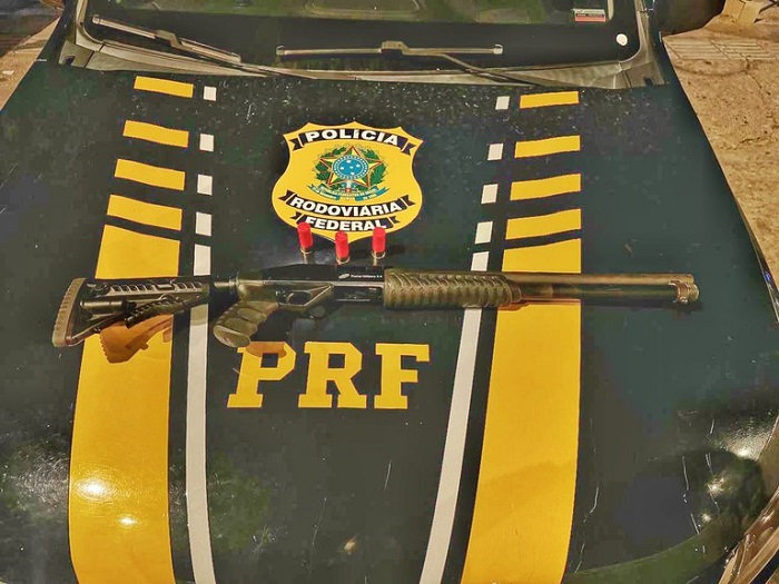 PRF apreende carro roubado e arma de fogo em Petrolina