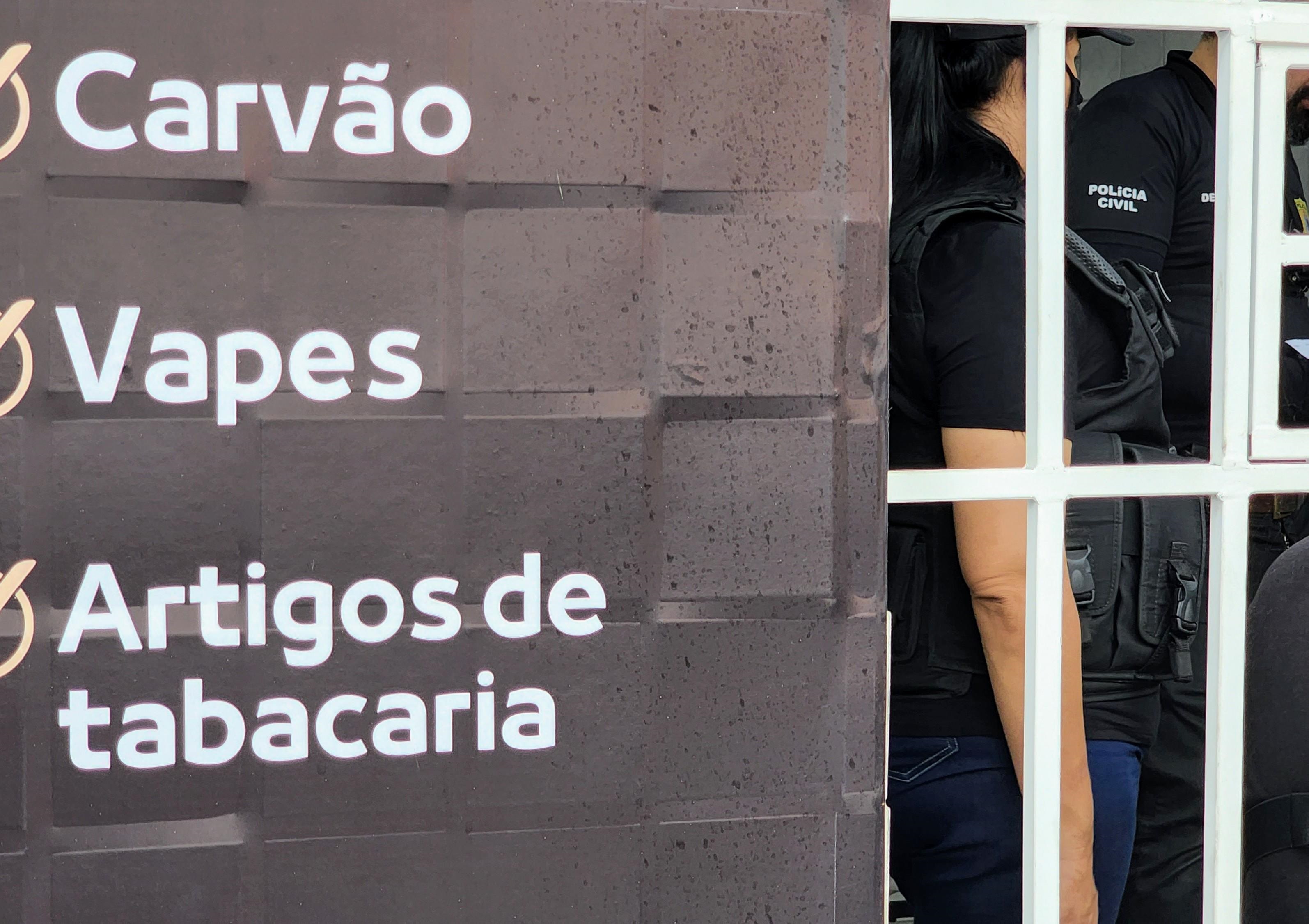 Operação prende três pessoas por comercialização de produtos contrabandeados em Paulo Afonso