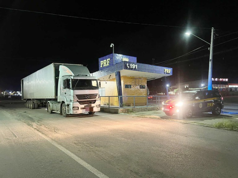 Caminhões com carga de gesso irregular são retidos pela PRF em SalgueiroCaminhões com carga de gesso irregular são retidos pela PRF em Salgueiro