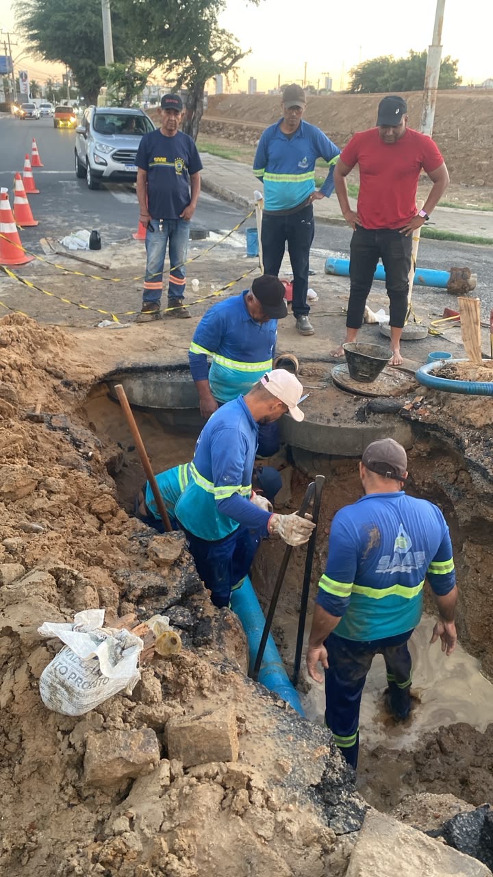 Máquina da Travessia Urbana rompe rede de distribuição e deixa bairros de Juazeiro sem abastecimento de água