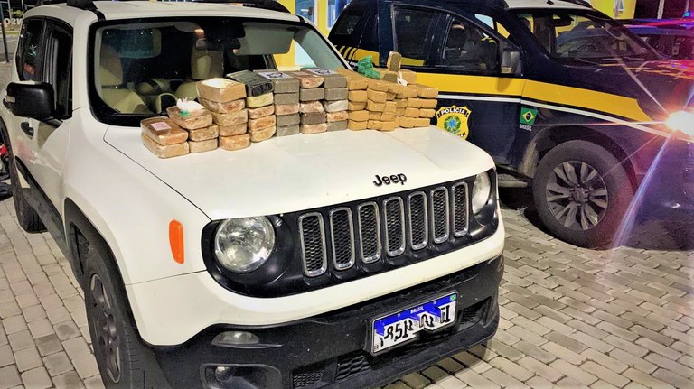 Em Paulo Afonso, PRF prende casal de traficantes transportando quase 70 Kg de drogas em carro roubado