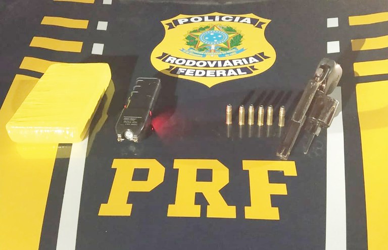 PRF detém homem com cocaína, revólver e aparelho de choque em Juazeiro