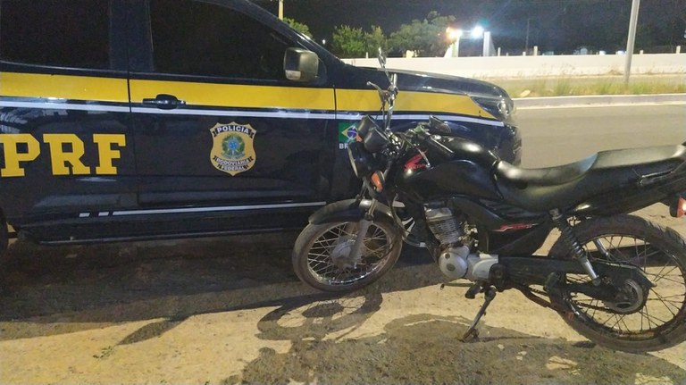 PRF detém motociclista inabilitado e com moto roubada em Petrolina