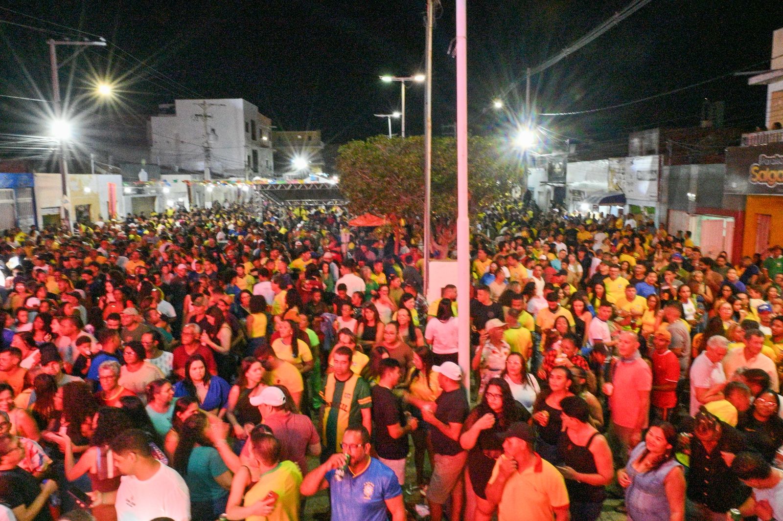 Torcida, forró e tradição: Avenida Flaviano Guimarães reúne público para celebrar o São João e a estreia do Brasil na Copa do Mundo
