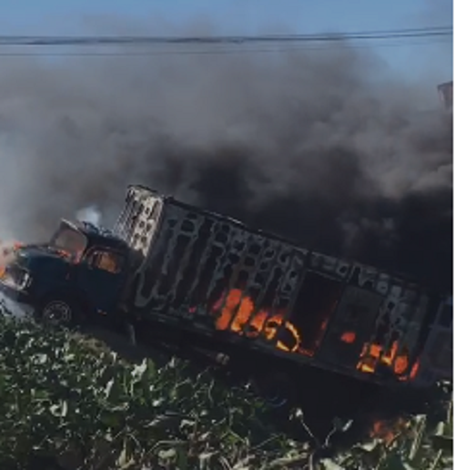 Urgente: Caminhão pega fogo próximo ao Assaí Atacadista, em Juazeiro 