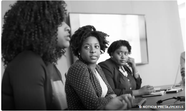 Desemprego entre mulheres negras jovens chega a 24,7%, aponta estudo