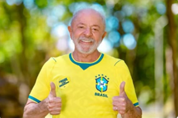 Vestido com a camisa da Seleção, Lula deseja boa sorte ao Brasil na Copa: "Torcendo por vocês"
