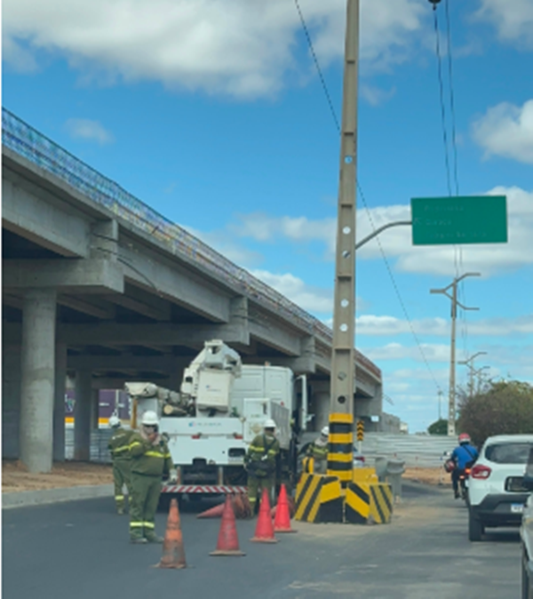 Juazeiro: Coelba inicia remoção de poste na rotatória do Viaduto OAE 01