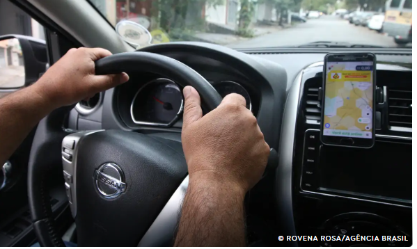 Motoristas de app têm maior risco de endividamento, alerta TST