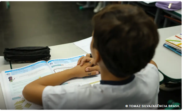 Estados, municípios têm até 31 de outubro para atualizar regras do ensino integral