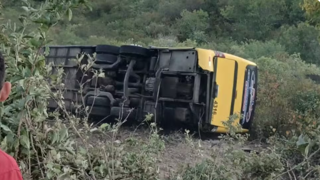 Ônibus com romeiros tomba e deixa mortos e feridos no Ceará