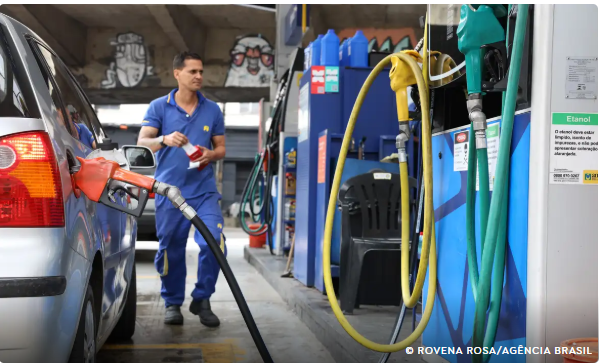 Subsídio de R$ 0,44 por litro da gasolina é prorrogado por 30 dias. Medida busca conter alta dos combustíveis causada pela guerra