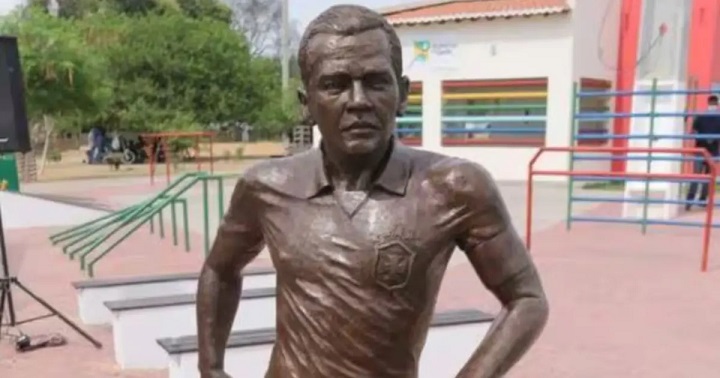 Prefeitura de Juazeiro vai atender recomendação do MP e retirar estátua de Daniel Alves