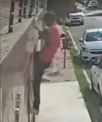 Juazeiro: Câmera de monitoramento flagra homem tentando furtar refletor de residência