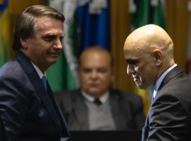 Vídeo: Bolsonaro cumprimenta Moraes em posse de ministros do TST