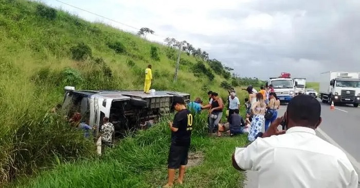 Quatro ficam feridos em acidente com ônibus na Bahia