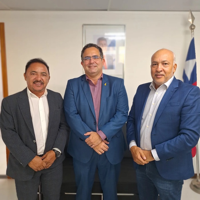 Deputado estadual Roberto Carlos e prefeito de Itaparica visitam Detran para solicitar implantação de posto do Ciretran na cidade