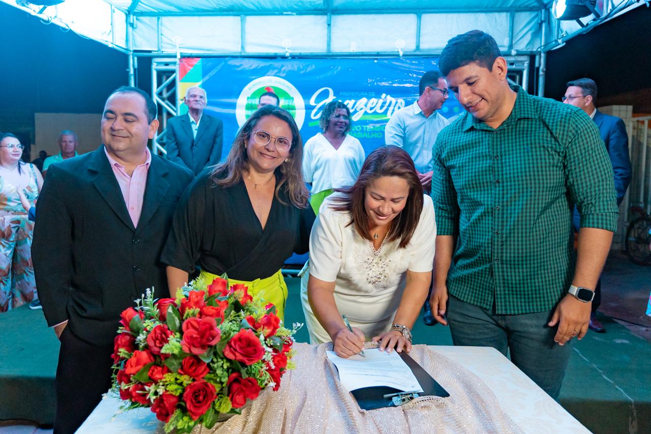 Em noite de comemoração, Ordem de Serviço para construção da praça do bairro Jardim Flórida é assinada pela prefeita Suzana Ramos