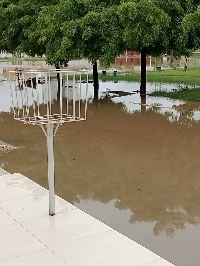 Morador cobra melhorias na infraestrutura da Praça I de Maio e campo: estão inundados água