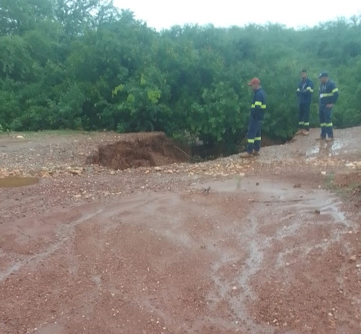 Após chuva romper estrada, comunidade de Aldeia, no Salitre está Ilhada 