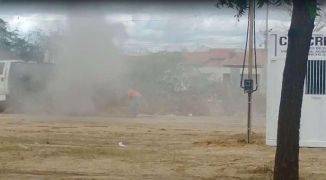 Empresa que presta serviço à Prefeitura de Juazeiro queima óleo próximo a residências no Parque Centenário e moradores passam sufoco