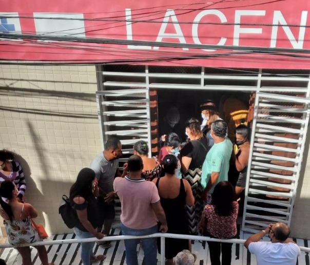 Aumento da covid-19 em Juazeiro: testes esgotados em farmácias, filas longas no LACEN, e moradores expostos ao vírus na rua Marechal Deodoro
