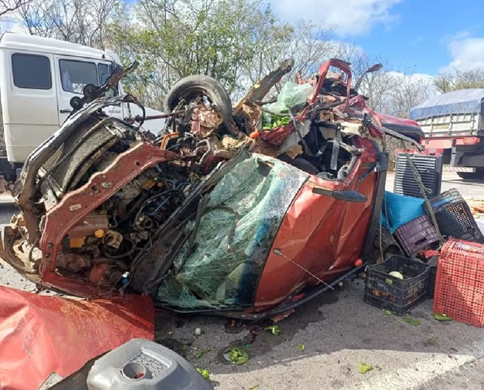 Colisão entre dois veículos deixa dois mortos e quatro feridos na BR-116, em Cabrobó