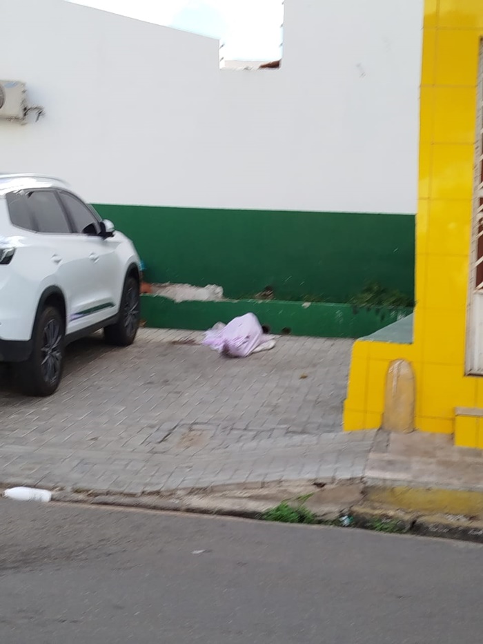 Juazeiro: Morador de situação de rua dorme no estacionamento da Secretaria de Meio Ambiente e Ordenamento Urbano 