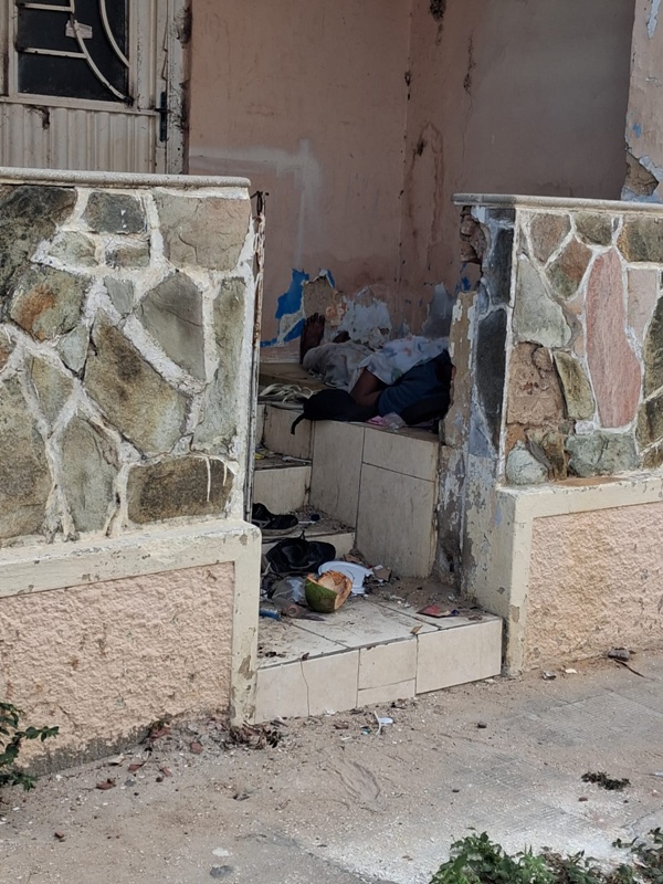 Juazeiro: moradores em situação de rua no bairro Santo Antônio estão usando casa para fazer suas necessidades fisiológicas