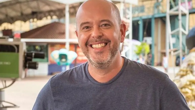 Apresentador da Globo, Alex Escobar passa mal ao vivo e precisa ser afastado das transmissões da semana