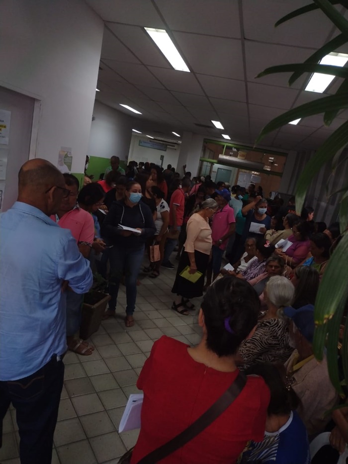 Pacientes reclamam de longas filas para marcar consultas na Secretaria de Saúde. Prefeitura Juazeiro responde