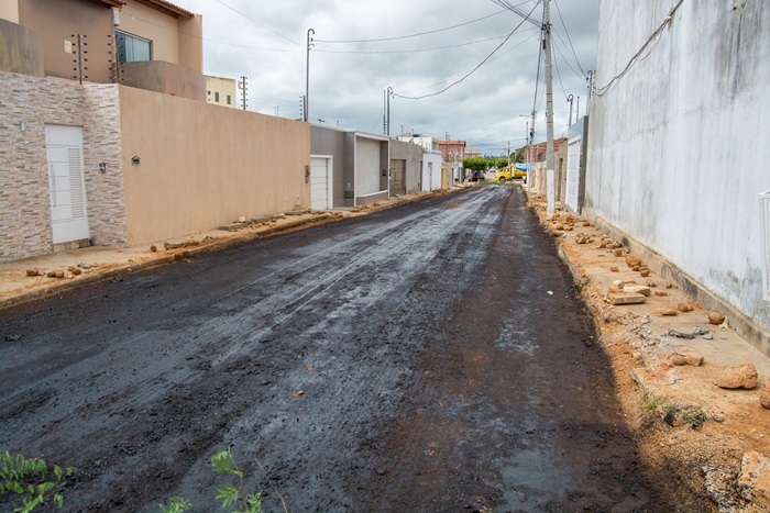 Obras de pavimentação da Prefeitura de Juazeiro avançam no bairro Cajueiro e moradores comemoram: "sonho realizado"