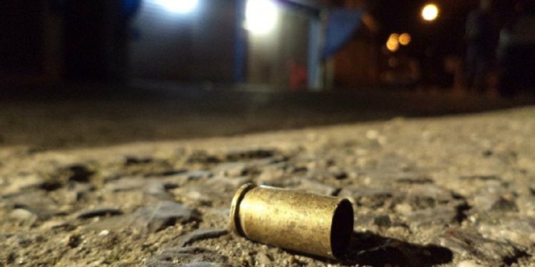 Mortes violentas caem 6% no Brasil em 2021, aponta anuário