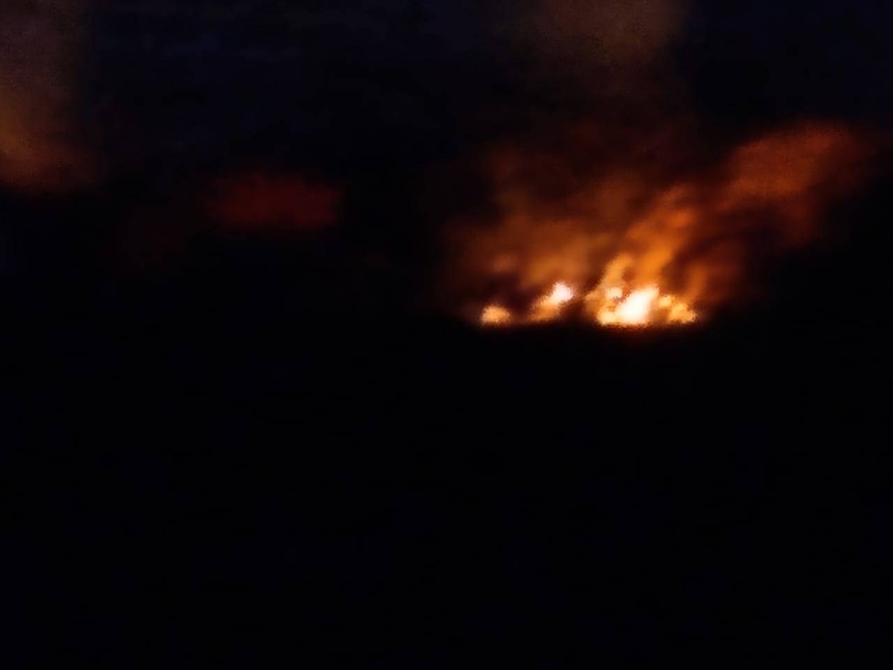 Fogo consome caatinga na área da Serra da Batateira, em Juazeiro, preocupando moradores de  bairros próximos . Confira em Vídeo
