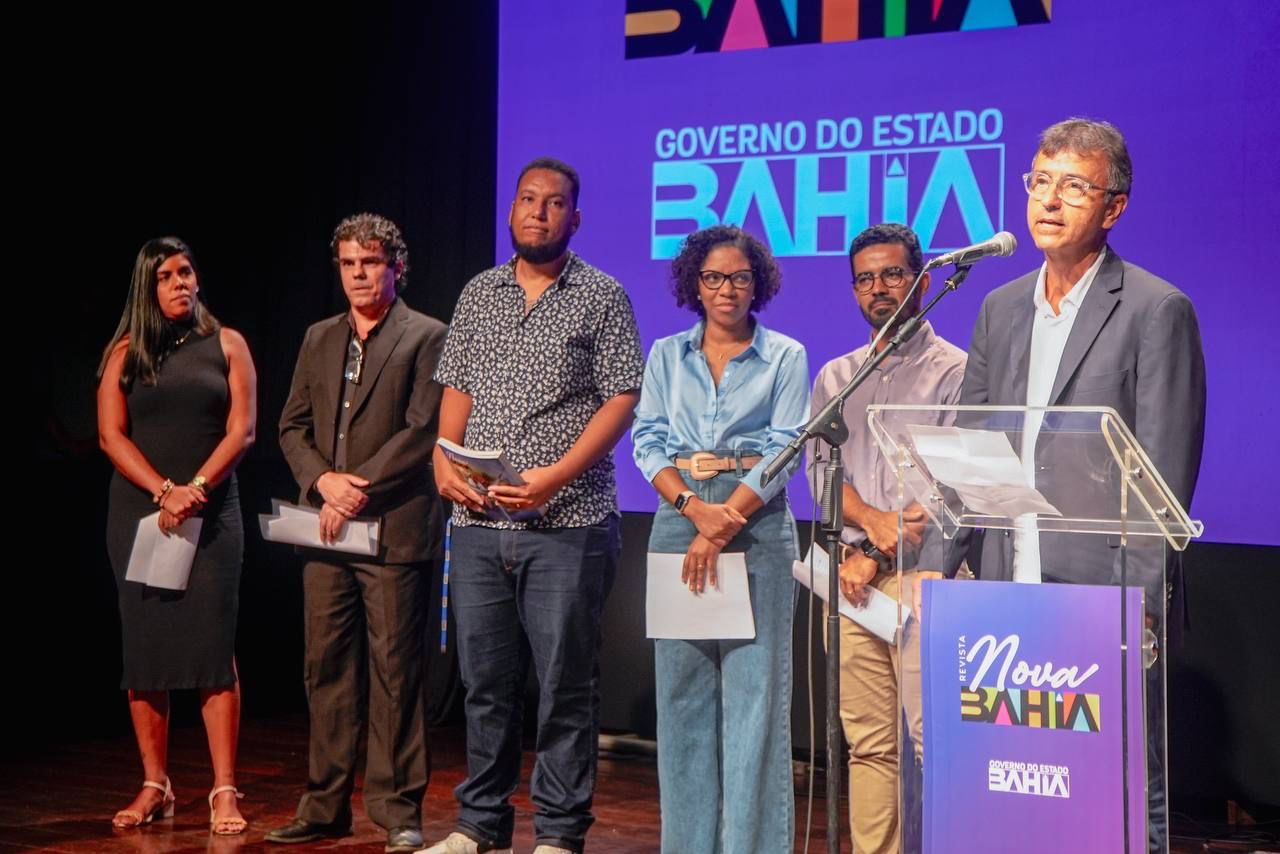 Secretário André Curvello faz homenagem à equipe da Secom e jornalistas do Governo, no lançamento da Revista Nova Bahia