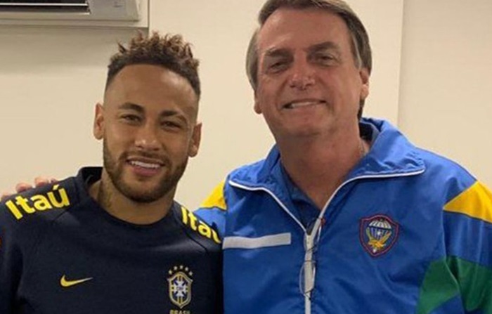 Neymar presenteia Bolsonaro, que retribui carinho nas redes sociais: 