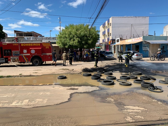 Petrolina: Moradores do bairro Santa Luiza fazem protesto e cobram melhorias na infraestrutura