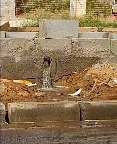 Desperdício de Água Potável no Alto da Maravilha em Juazeiro (BA)