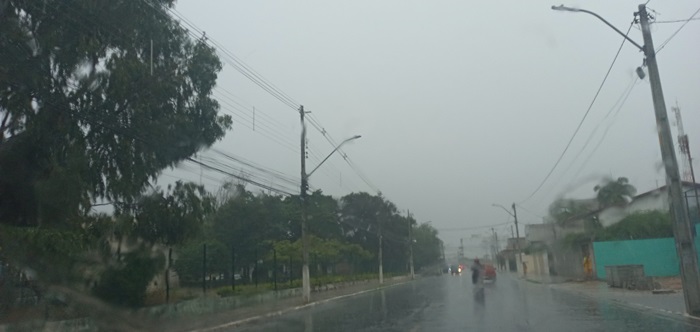 Em Juazeiro muita chuva nesta sexta-feira (20). Falta de infraestrutura provoca transtornos