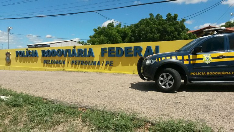 Carro roubado em Salvador é recuperado pela PRF em Petrolina