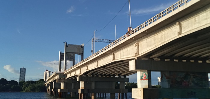 Rio São Francisco: Crianças e adolescentes continuam colocando a vida em risco pulando da Ponte Presidente Dutra