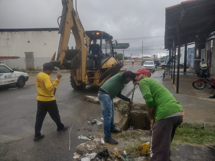 Chuvas: Prefeitura de Juazeiro desobstrui bueiros e galerias pluviais e reforça apelo para população não jogar lixo nas ruas