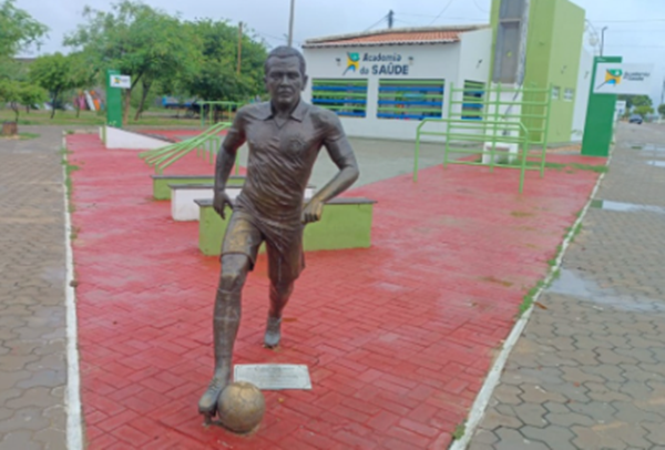 Prefeitura de Juazeiro atende recomendação do MP e retira estátua de Daniel Alves da orla
