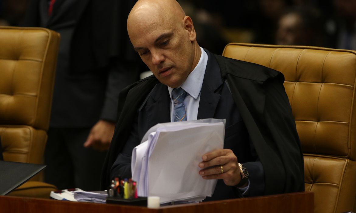 Moraes diz que pedidos da PGR são impertinentes e nega arquivamento de inquérito contra Bolsonaro
