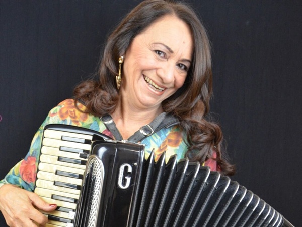 Aos 75 anos, Terezinha do Acordeon é uma das pioneiras do forró e defende a tradição: "Precisamos resistir"