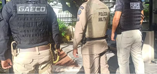 Três policiais militares e um penal da Bahia são investigados por vender fuzis em aplicativo de mensagens